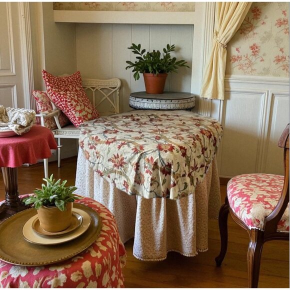 Floral Tablecloth Oval 62" x 65" Dia.  Cotton Fabric Floral End Seams - Picture 1 of 13